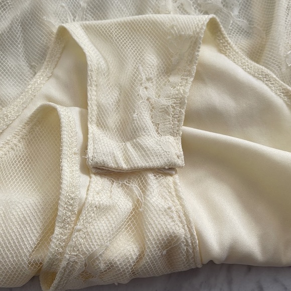 Cream Lace Bodysuit - Picture 4 of 11